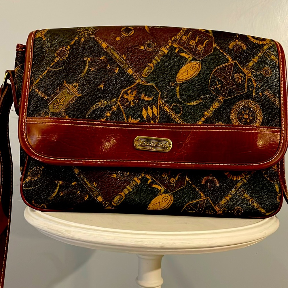 Carry Land cross body very cool print in great condition